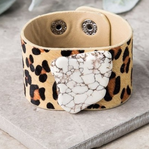 ❤️LAST ONE❤️🌿STONE LEOPARD PRINT CUFF🌿 - Picture 3 of 3